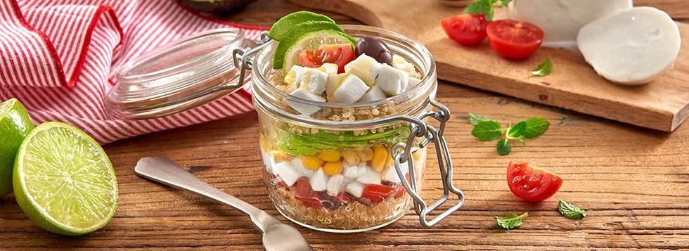 Vasetto di Quinoa con Avocado, Mozzarella, Pomodoro e Olive