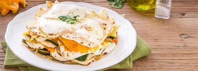 Lasagne di pane carasau con zucchine, fiori e mozzarella