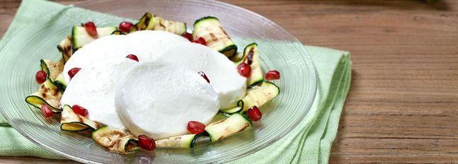 Caprese con zucchine grigliate e melograno