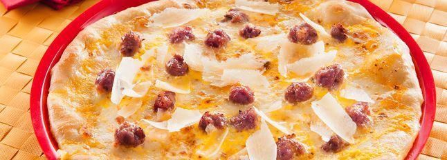 Pizza bianca con salsiccia, panna e zafferano