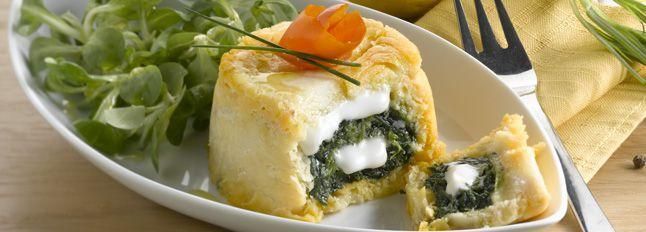 Tamburino di sogliola al forno con agretti e mozzarella su letto di valeriana
