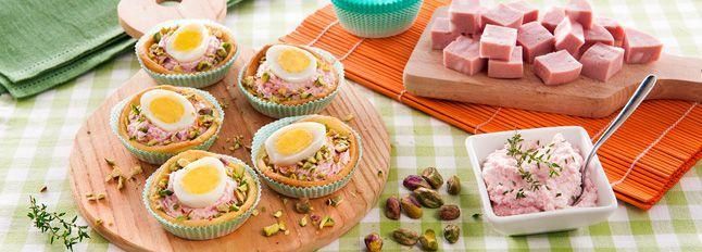 Tartine all'uovo di quaglia, Galbanella e pistacchi