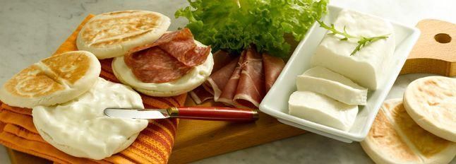 Tigelle con stracchino e salumi