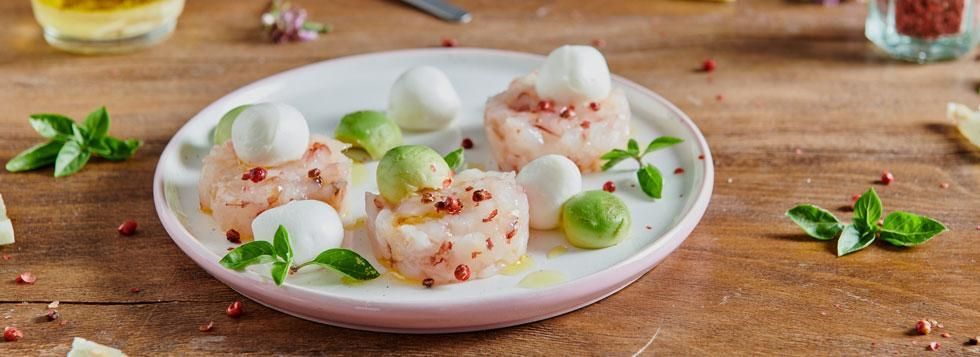 Tartare di gamberi, mozzarelline, emulsione al limone e pepe rosa