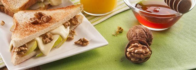Toast agrodolce alla pera e noci 