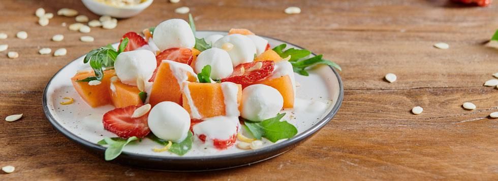 Carpaccio di melone, mozzarelline, rucola e semi