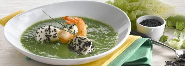 Zuppa di lattuga e gamberoni con mozzarella al sesamo