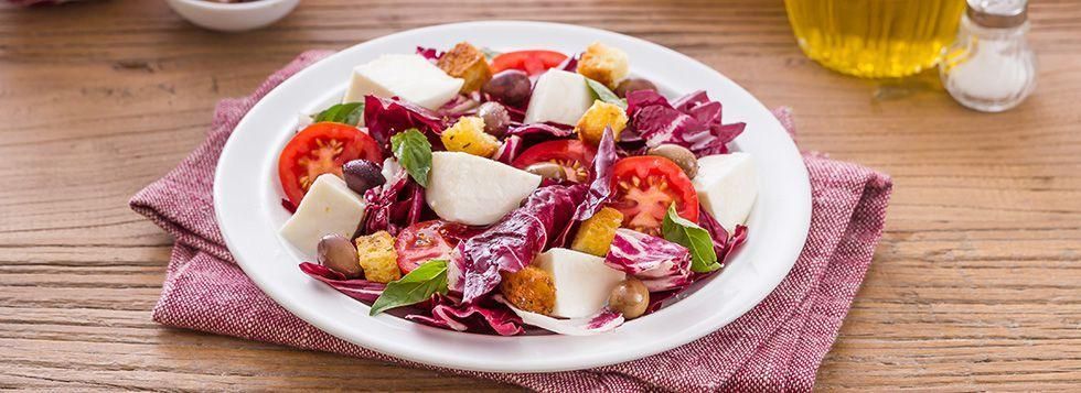 Insalata di radicchio con mozzarella, olive taggiasche e pomodorini