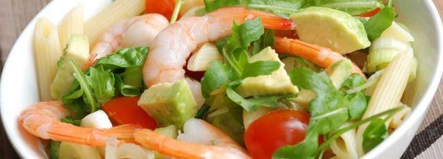 Insalata di pasta fredda con avocado, gamberetti e mozzarella