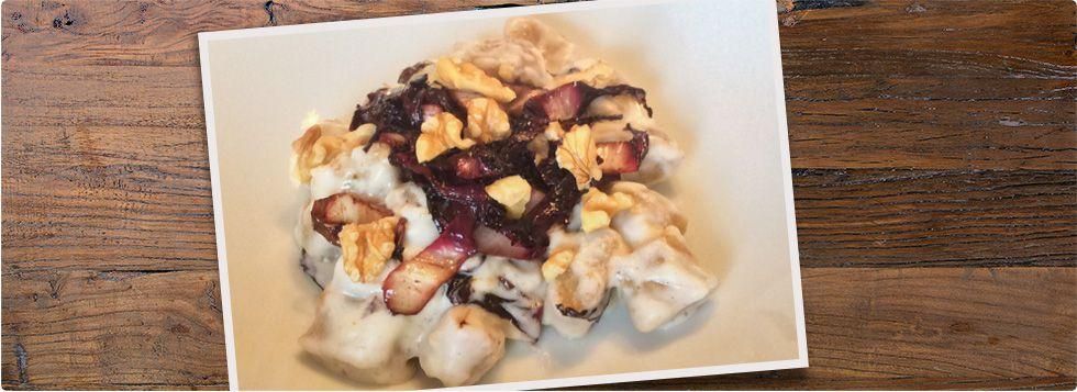 Gnocchi di pane con salsa al gorgonzola, radicchio caramellizzato all'aceto balsamico e noci