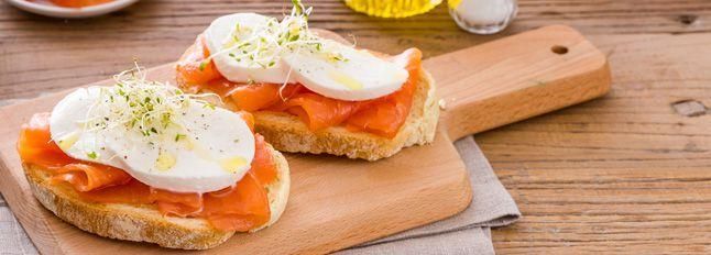 Bruschetta mozzarella, salmone affumicato e germogli di porro