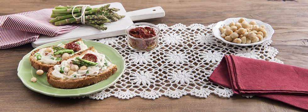Bruschette stracchino e noci di macadamia
