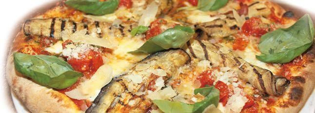 Pizza melanzane, pancetta e pomodorini