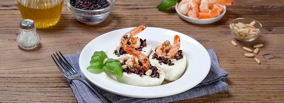 Cestini di mozzarella con insalata di riso venere e gamberetti
