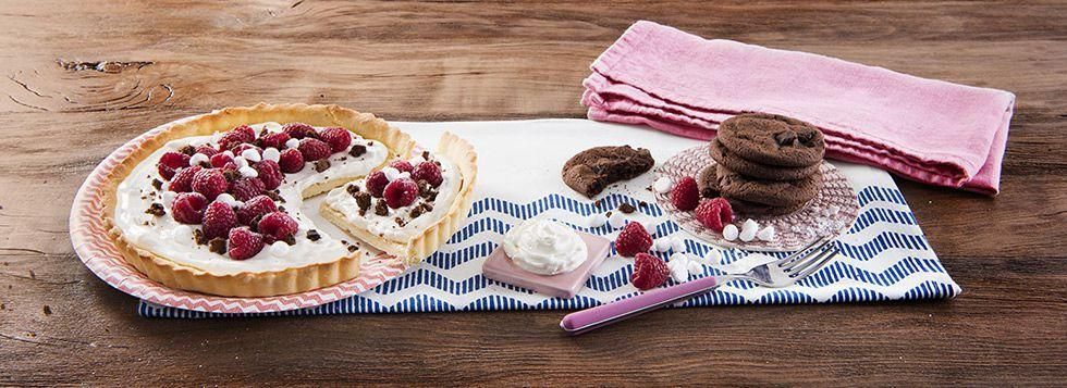 Fruit Pizza dolce con Formaggio Fresco Spalmabile Santa Lucia, lamponi, meringhe e biscotti
