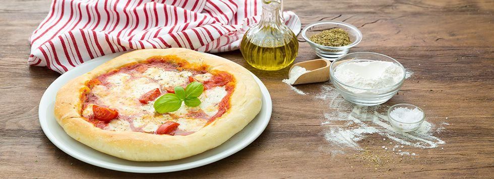 Pizza con cornicione ripieno