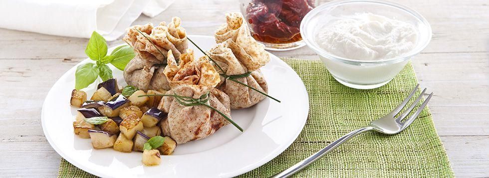 Crepes integrali con ricotta, pomodorini secchi e melanzane
