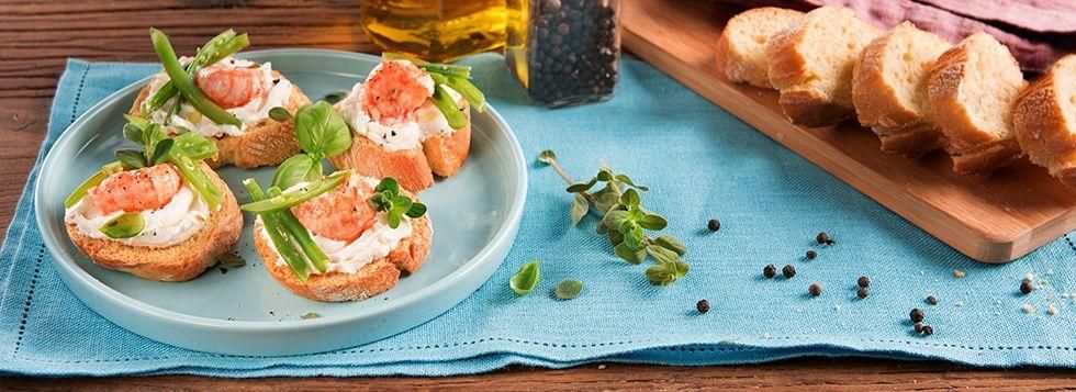 CROSTINI CON FORMAGGIO FRESCO SPALMABILE, FAGIOLINI E CODE DI SCAMPI