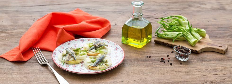 Crostini con alici marinate, mozzarella e puntarelle