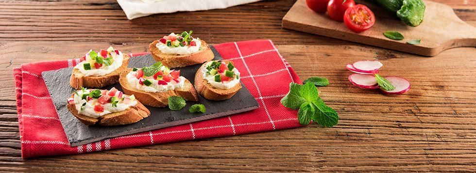 FORMAGGIO FRESCO SPALMABILE CON TARTARE DI ZUCCHINE, POMODORI E RAPANELLI