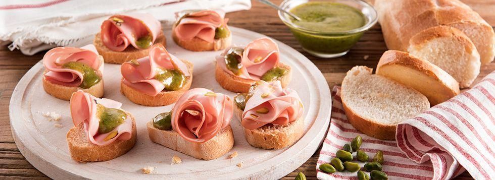 CROSTINI DI PANE CON PESTO DI PISTACCHI E PETALI DI MORTADELLA GENTILE