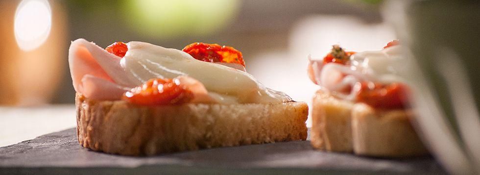 Crostino con Prosciutto, Pomodori e Galbanino