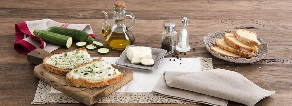 Crostini con crema di zucchine e stracchino
