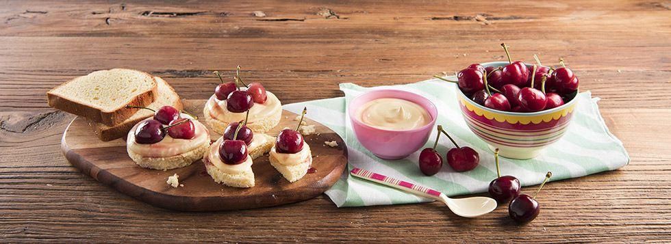PIZZETTE DOLCI DI PAN BRIOCHE CON CREMA DOLCE AL MASCARPONE E CILIEGIE 