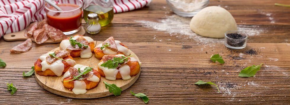 Pizzette con Galbanino, salame e rucola