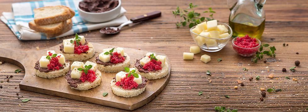 Crostini con paté di olive, uova di lompo e Galbanino