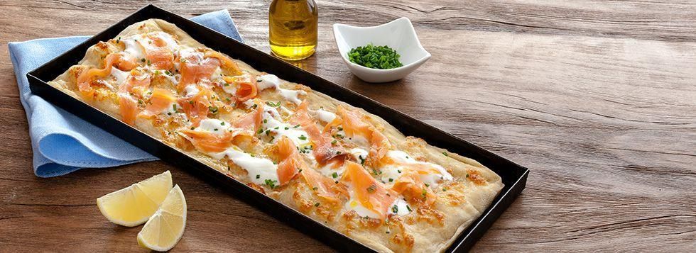 Teglia con Mozzarella Senza Lattosio Santa Lucia, yogurt, salmone affumicato ed erba cipollina