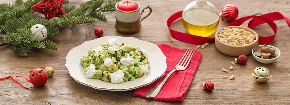 Gnocchi con pesto di erbette, colatura di alici e tartufo