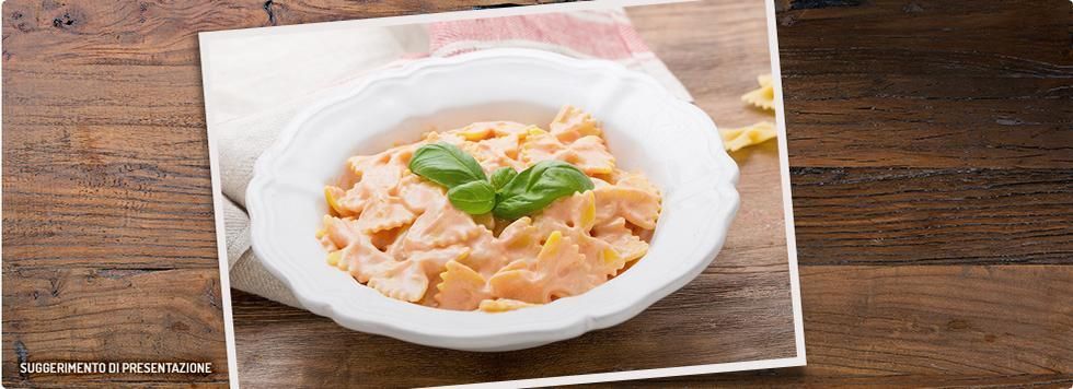 Farfalle al sugo rosa e basilico