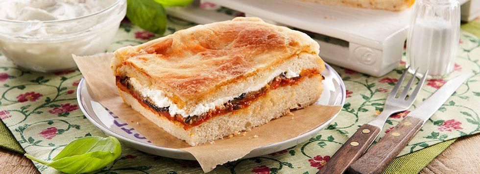 Focaccia al pomodoro con melanzane fritte e ricotta