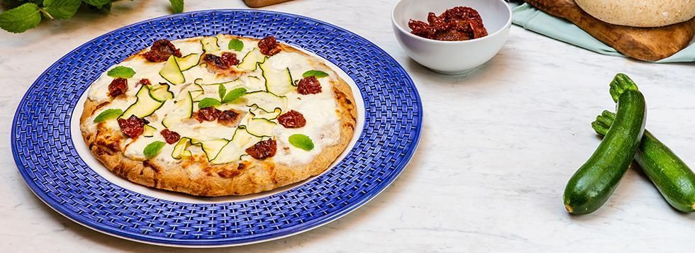 Focaccia integrale con Certosa Senza Lattosio Galbani con zucchine, menta e pomodori secchi