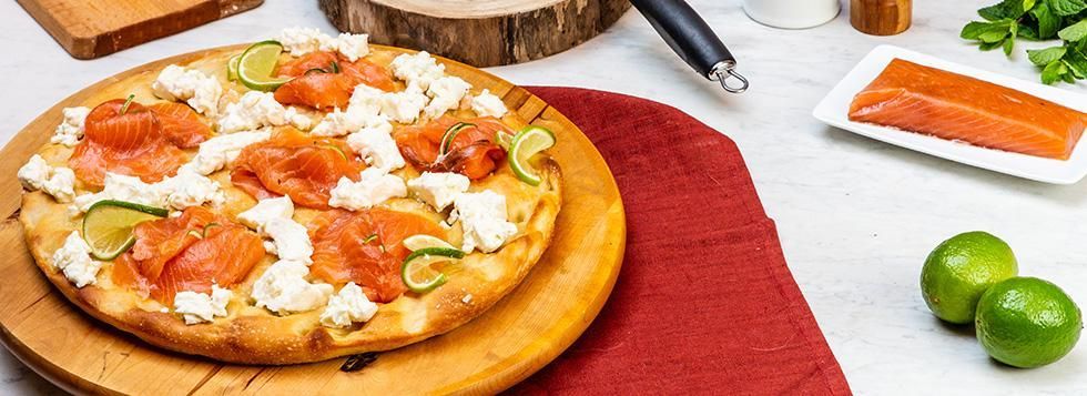 Focaccia con Certosa Galbani, salmone affumicato e lime