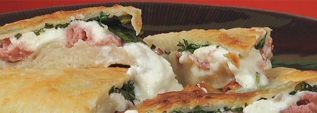 Focaccia al formaggio con Certosa, ciauscolo e rucola