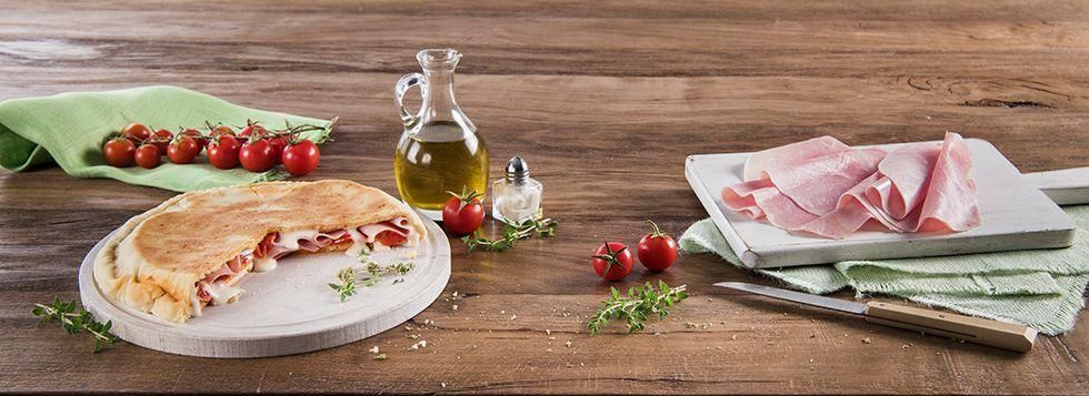 FOCACCIA IN PADELLA CON PROSCIUTTO COTTO, MOZZARELLA E POMODORINI 