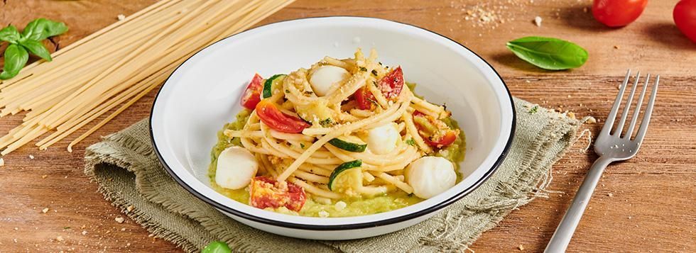 Spaghetti con crema di zucchine, pomodorini e mozzarelline