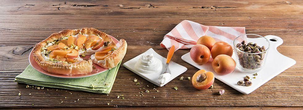Fruit pizza dolce di pasta sfoglia con albicocche e pistacchi