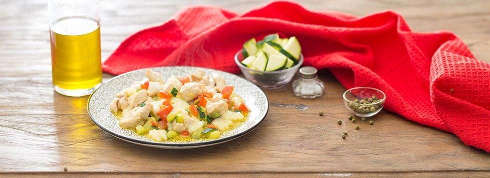 Petto di pollo con peperoni e zucchine