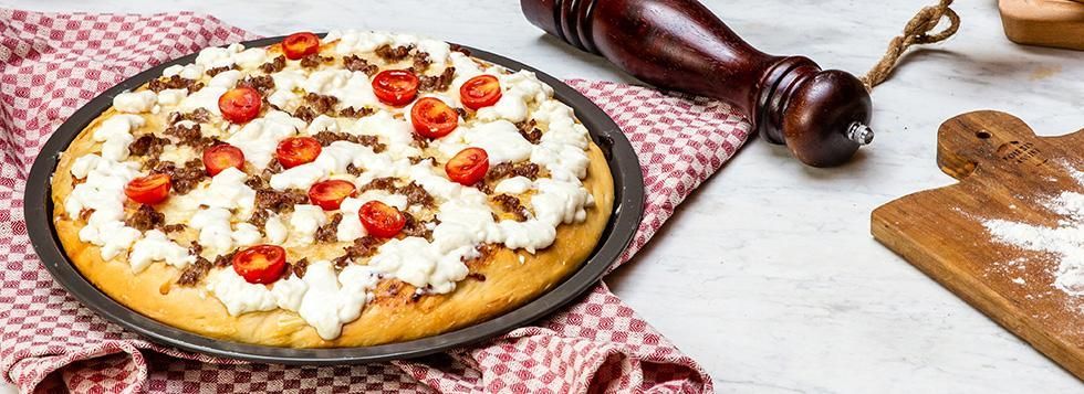 Focaccia con Certosa Galbani, pomodorini e salsiccia