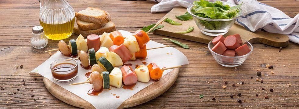Spiedini Galbanino, wurstel e cipolline sott'aceto