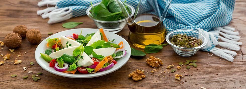Insalata primaverile con mozzarella