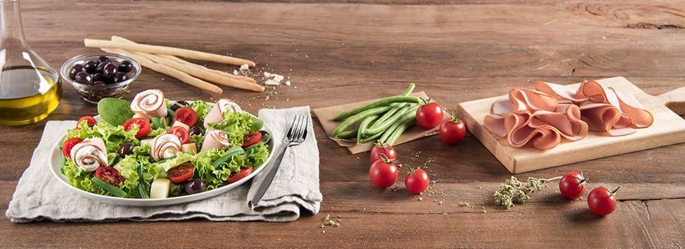 INSALATONA E ROTOLINI DI TACCHINO SPALMATI DI FORMAGGIO ALLE ERBE