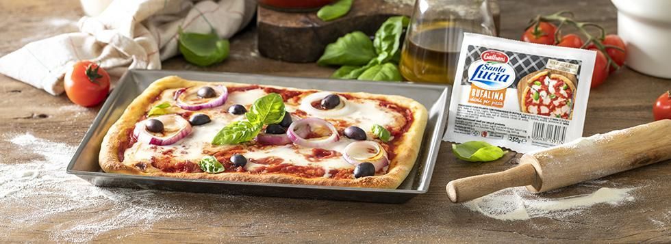 Pizza rustica con Bufalina, cipolle e olive 