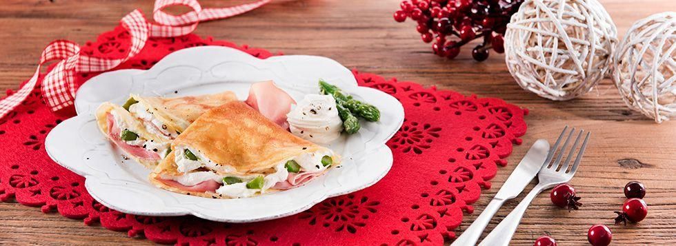 Crespelle con formaggio spalmabile, asparagi e prosciutto di Praga  
