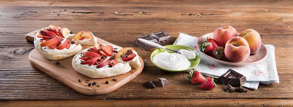 Fruit Pizza dolce con Pane Arabo, Formaggio Fresco Spalmabile Santa Lucia, fragole e pesche
