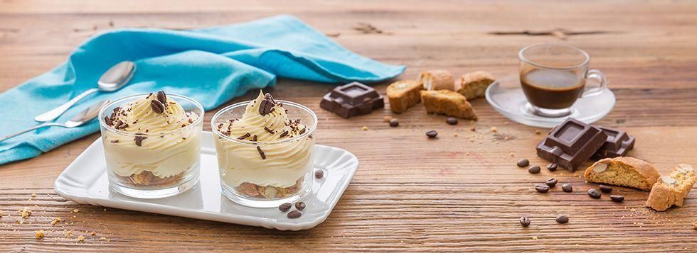 Bicchierini di crema dolce al mascarpone con cantucci e cioccolato