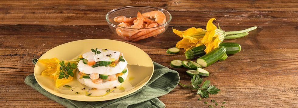 Millefoglie di mozzarella senza lattosio con gamberi e zucchine